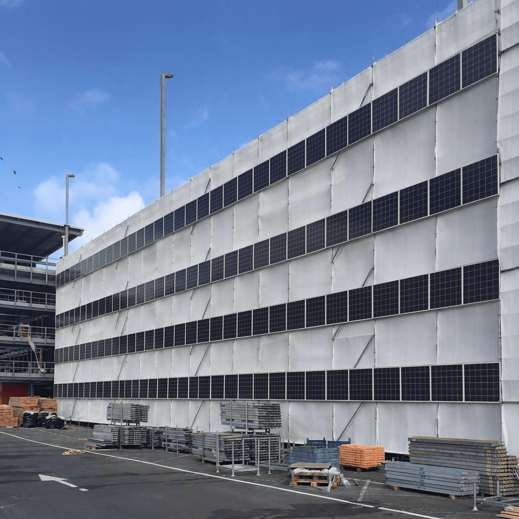 Steiger met zonnepanelen op een bouwplaats